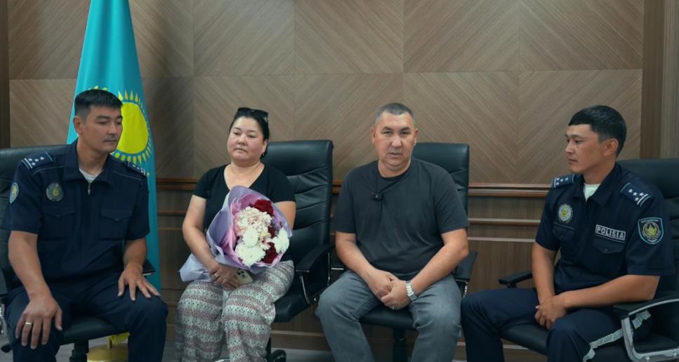 «Ерлік - ел есінде»: Атырауда полицейлер үш жыл бұрын құтқарылған азаматтың отбасымен кездесті