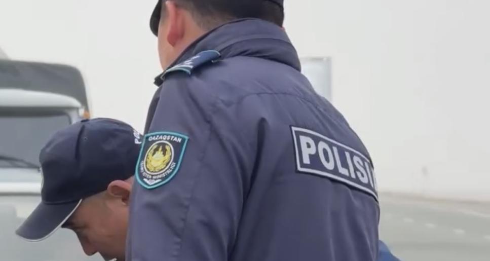 Қолайсыз ауа райында полицейлер жол қауіпсіздігін қамтамасыз етуде