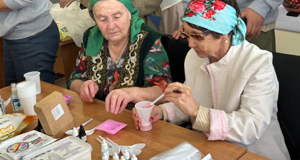 Атырауда қарттар үйінің тұрғындары сабын қайнатуды үйренді