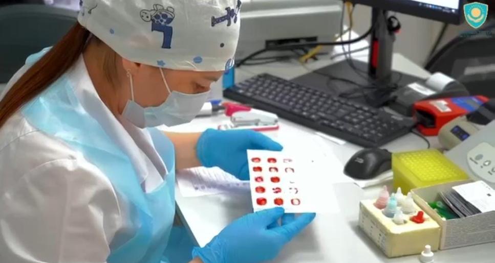 «Өмір сыйла – Донор бол»: Атырауда полицейлер жол апатынан зардап шеккендерге арнап қан тапсырды