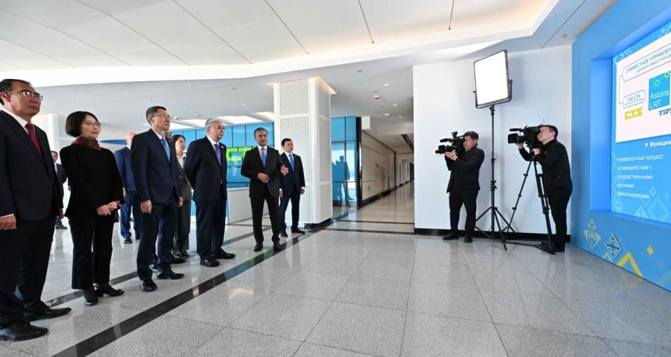 Президент Қасым-Жомарт Тоқаев елордадағы қоғамдық көлікке, соның ішінде LRT жүйесіне мониторинг жүргізіп, жұмысын реттейтін Бірыңғай диспетчерлік орталықтың қызметімен танысты