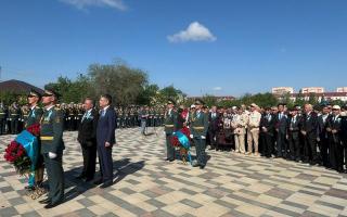 Атырауда Мәңгілік алауға гүл шоқтары қойылды