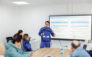 Атыраулық қоғам белсенділері полиэтилен зауытының құрылыс барысымен танысты