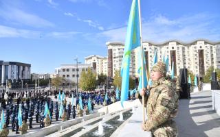 Атырауда Республика күніне орай Мемлекеттік Ту көтеру рәсіміне 600-ден аса тұрғын қатысты