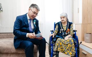 Серік Шәпкенов концлагерьде тұтқында болған Екатерина Абсатырованы құттықтады